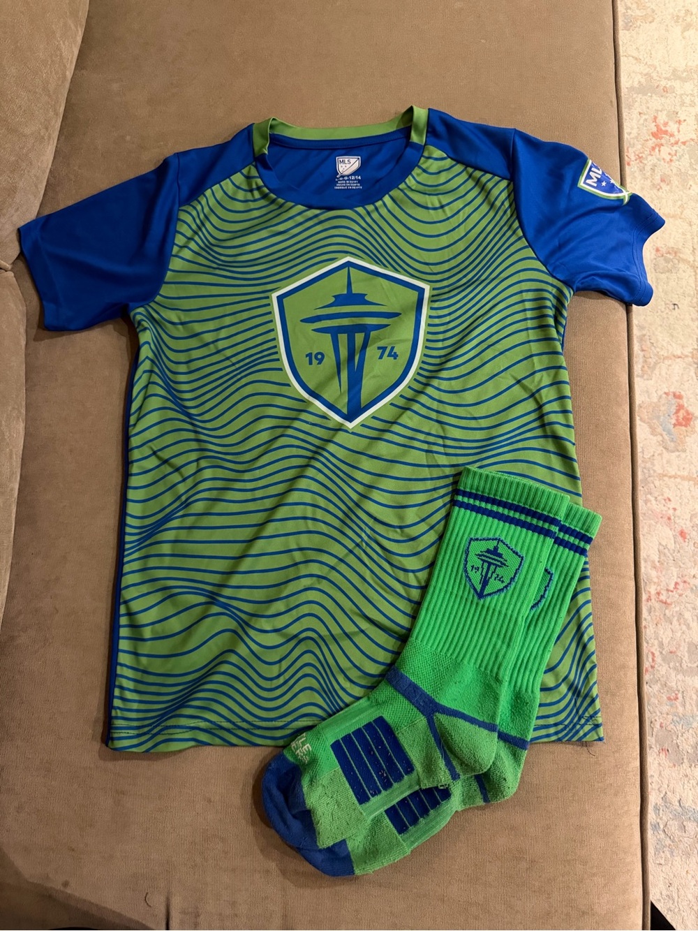 Youth Seattle Sounders Soccer Jersey + soccer sock in Green & Blue w/Team Crest